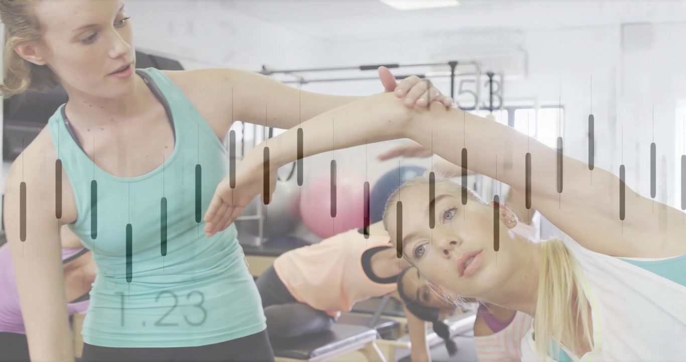 Cámara alejándose mostrando a mujeres haciendo flexiones laterales en un reformer de pilates verde azulado, con una superposición de seguimiento que alinea la forma.