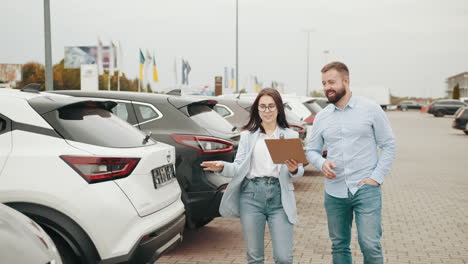 vendedor de automóviles discutiendo un vehículo con un cliente