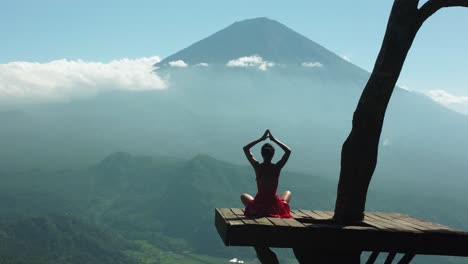 Imágenes-Aéreas-De-Drones-De-4k:-Yoga-Sereno-Y-Dulce-Lahangan,-Este-De-Bali