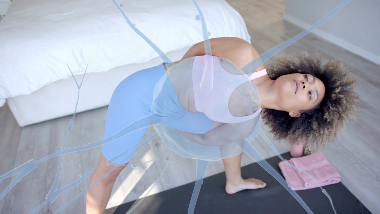 Mulher em pose de yoga, iniciando a transferência de peso para uma torção profunda, com a mão pressionada e sobreposição de círculo.