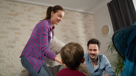 Video-Einer-Familie,-Die-Zu-Hause-Ein-Zelt-Vorbereitet.