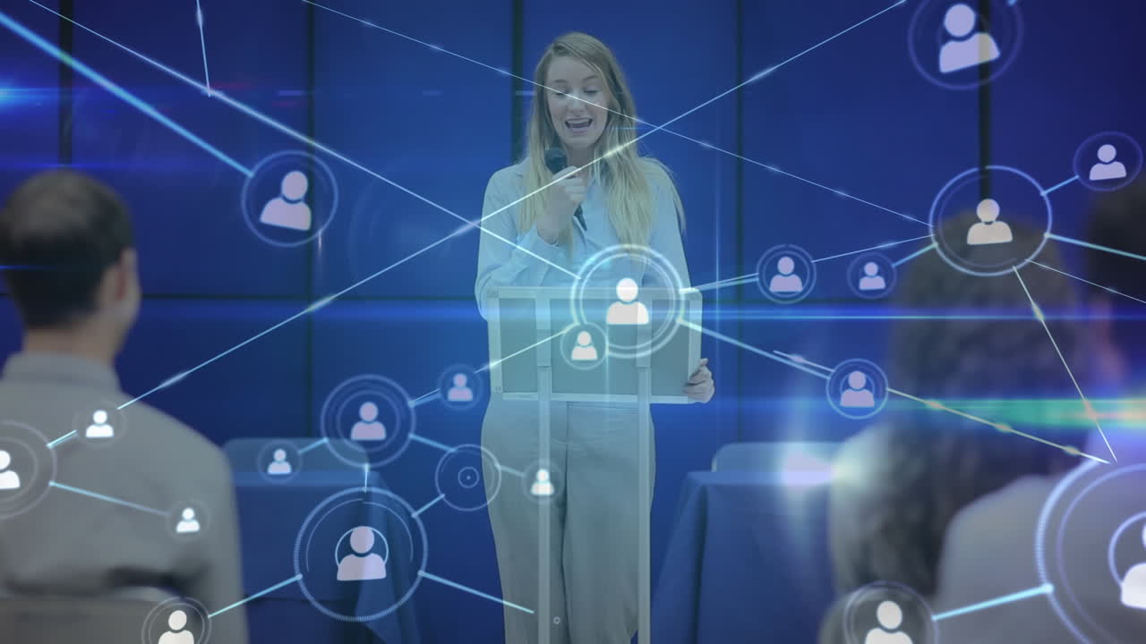 animación de una mujer dando una conferencia en línea sobre el procesamiento de datos en el fondo.