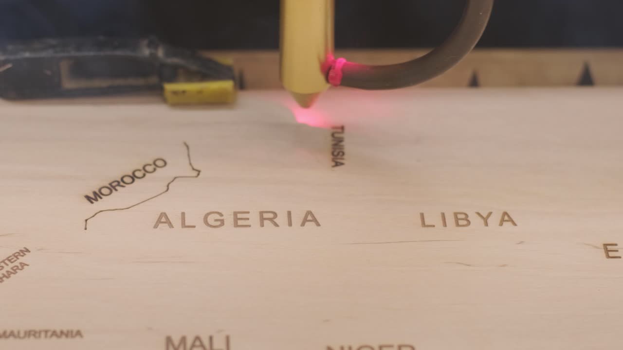 cnc 레이저 절단 기계는 나무판과 플라이우드에 세계 지도를 절단합니다.