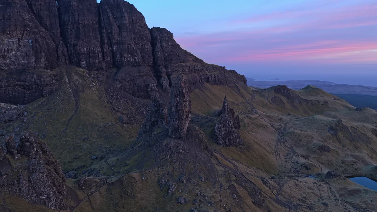Old Man of Storr, vista aerea con un maestoso cielo all'alba