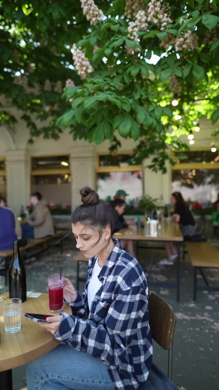 야외 카페 에서 전화 를 사용하는 여자