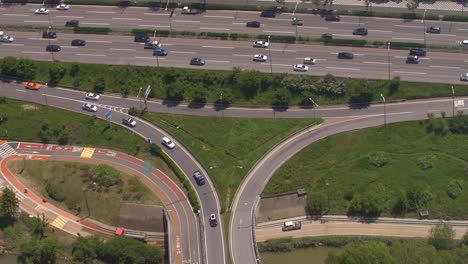 patrząc w dół na autostradę w seulu