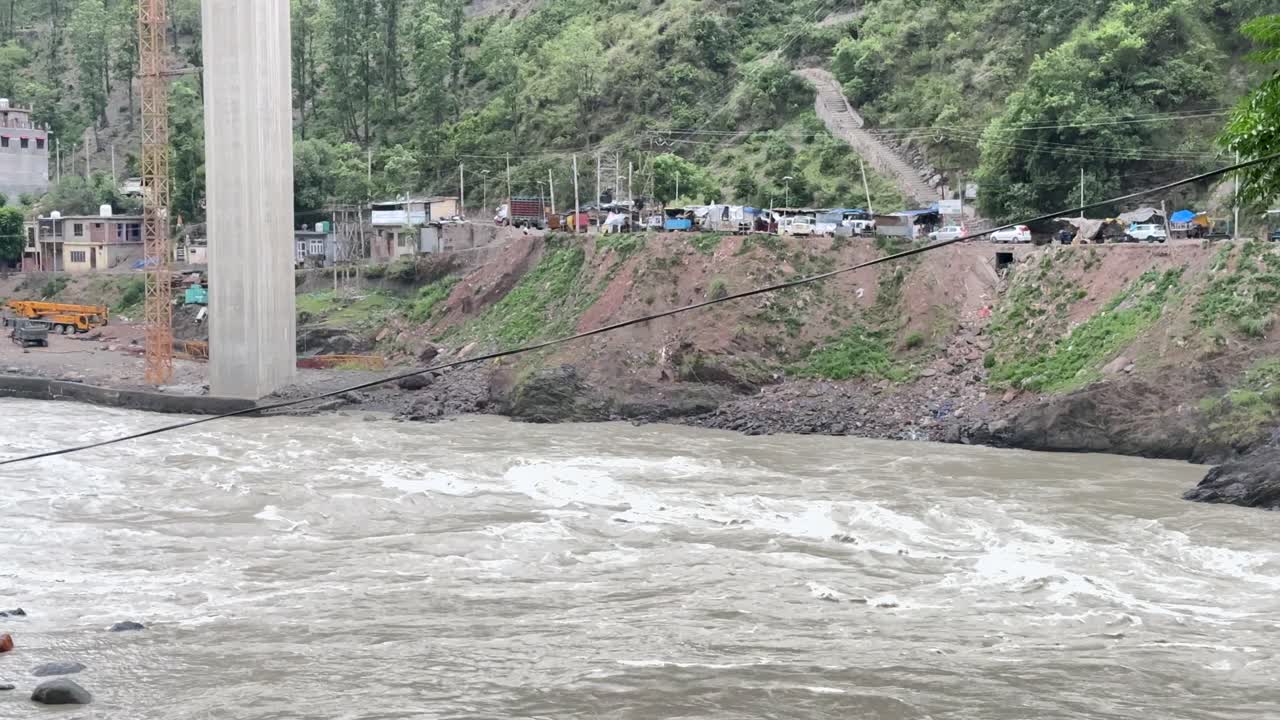 Esplorando la bellezza della natura, viaggio attraverso i paesaggi verdi del Kashmir, uccelli, acqua, piante e la vita degli agricoltori indiani, toro che ara e amanti dell'ambiente