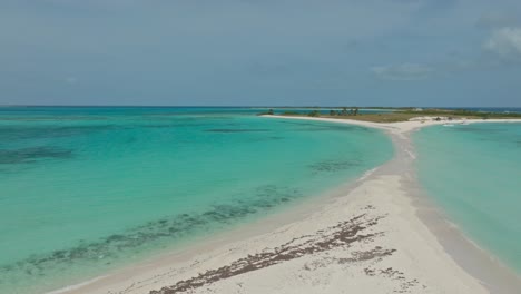 el hermoso banco de arena entre dos islas tropicales en venezuela