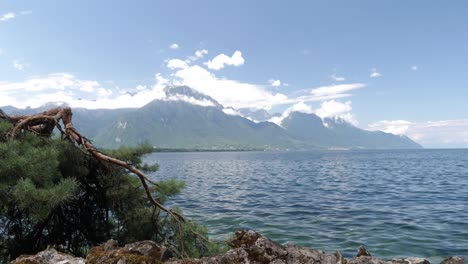 Vista-Gratificante-Del-Lago-Limpio-De-Ginebra,-Suiza