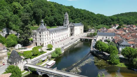 hermosa ciudad brantome dordogne francia dron, cielo azul de verano aéreo