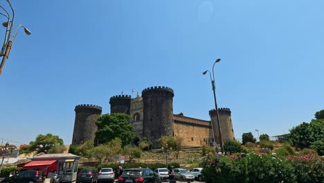 vista panorámica de un castillo histórico en nápoles