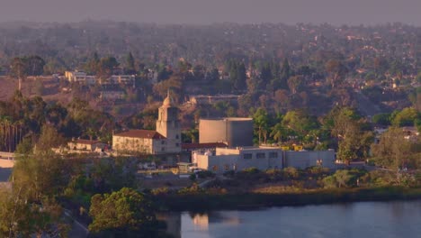 Refinería-De-Petróleo-Minarete-En-Lake-Murray-Banks-San-Diego,-California