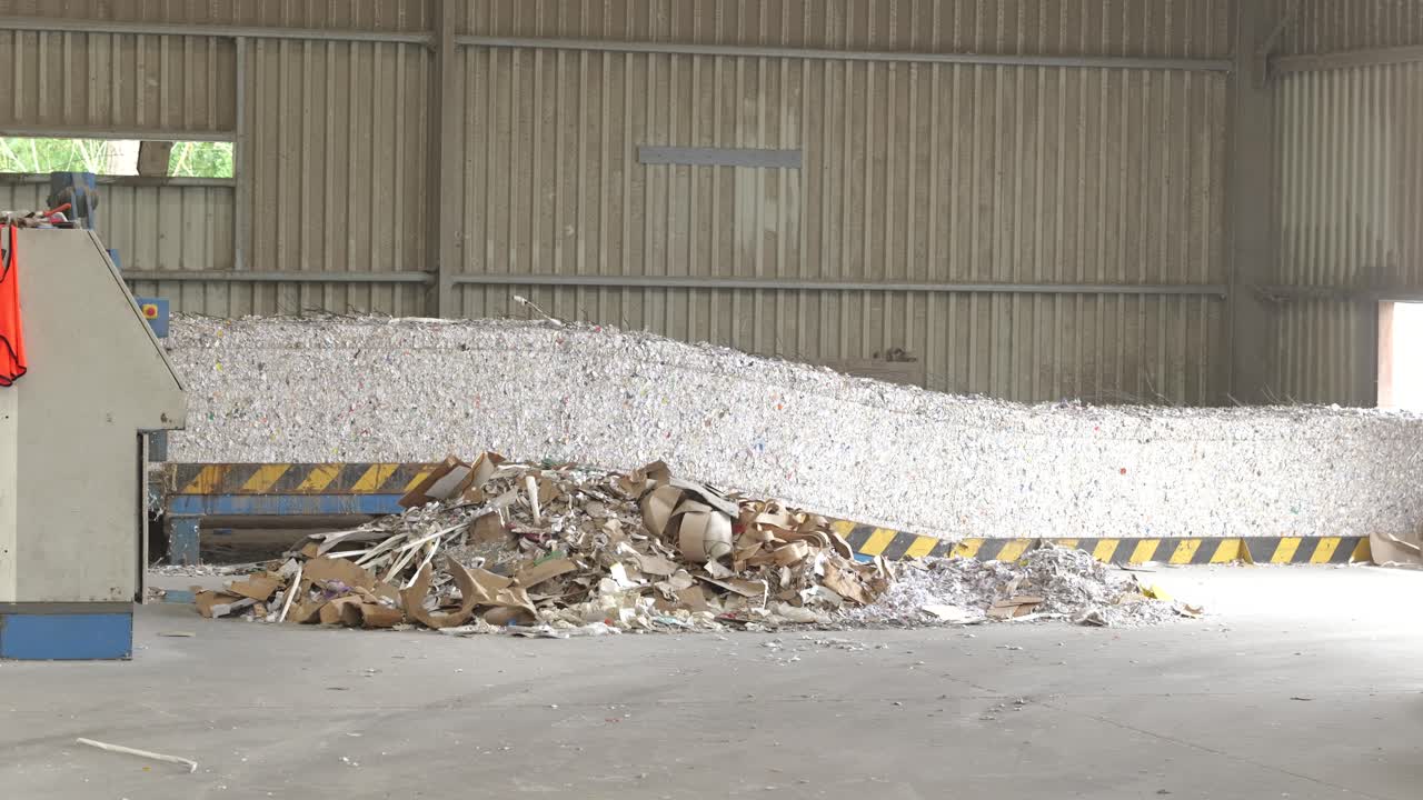 파편화 된 종이  ⁇ 어리, 재활용 공장에서 종이 폐기물  ⁇ 어리