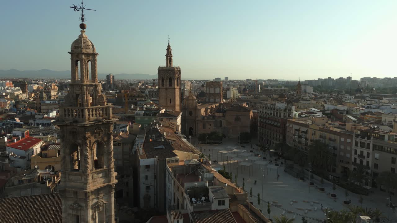 Filmato aereo mattutino di Piazza della Regina e della Cattedrale simbolo nel centro storico di Valencia, Spagna 4K