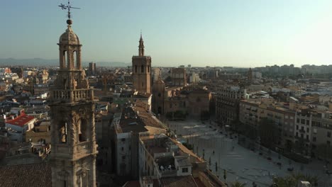 Morgendliche-Luftaufnahmen-Des-Stadtplatzes-Von-Reina-Und-Der-Kathedrale-In-Der-Altstadt-Von-Valencia,-Spanien-4k