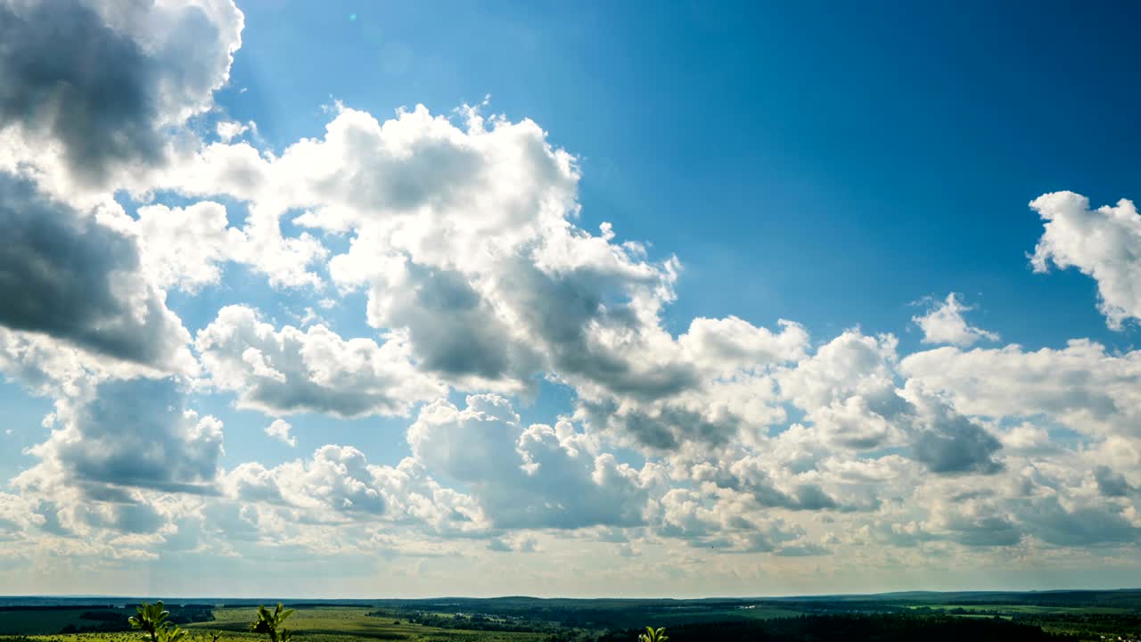 푸른 하늘,  구름, 배경 타임 스, 구름이 가득한 하늘에서 아름다운 날씨, 밝은 색의 아름다움, 여름의 빛, 자연, 추상적인 고 부풀어오른 구름, 공기 타임  스