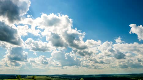 cielo azul nubes blancas fondo lapso de tiempo. hermoso tiempo en el cielo nublado. belleza de color brillante, luz en la naturaleza de verano. abstracto esponjoso, hinchado paisaje de nubes en el tiempo de lapso de aire. bucle de video