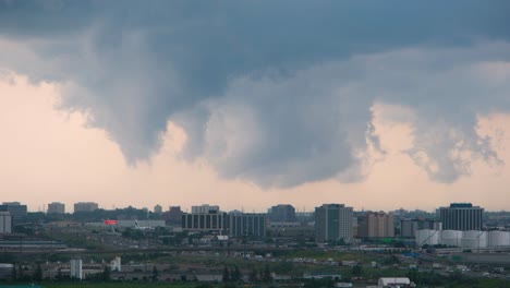 Gustnado-Wolkenwand-Fährt-über-Mississauga-Und-Toronto-City-Highway,-Skyline-Bei-Tageslicht