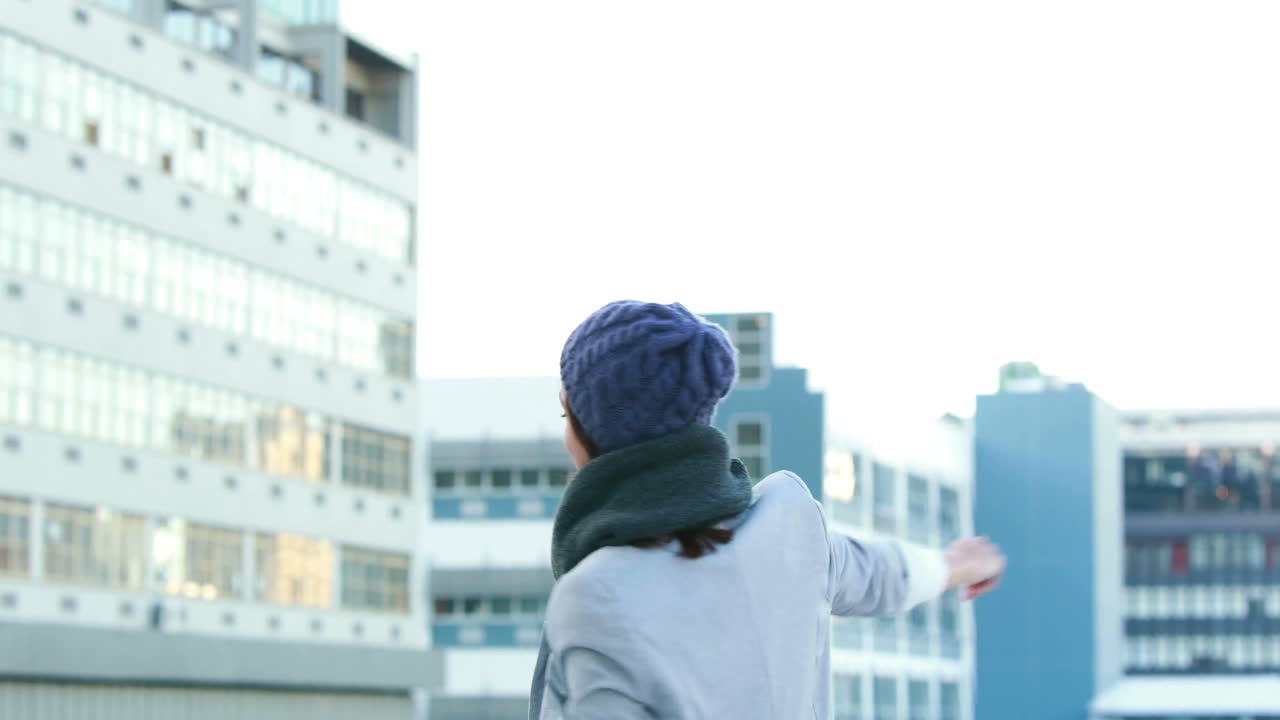 mujer feliz levantando las manos