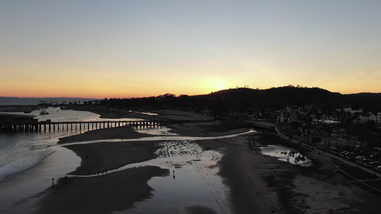 캘리포니아 해변의 해변과 부두의 공중 촬영