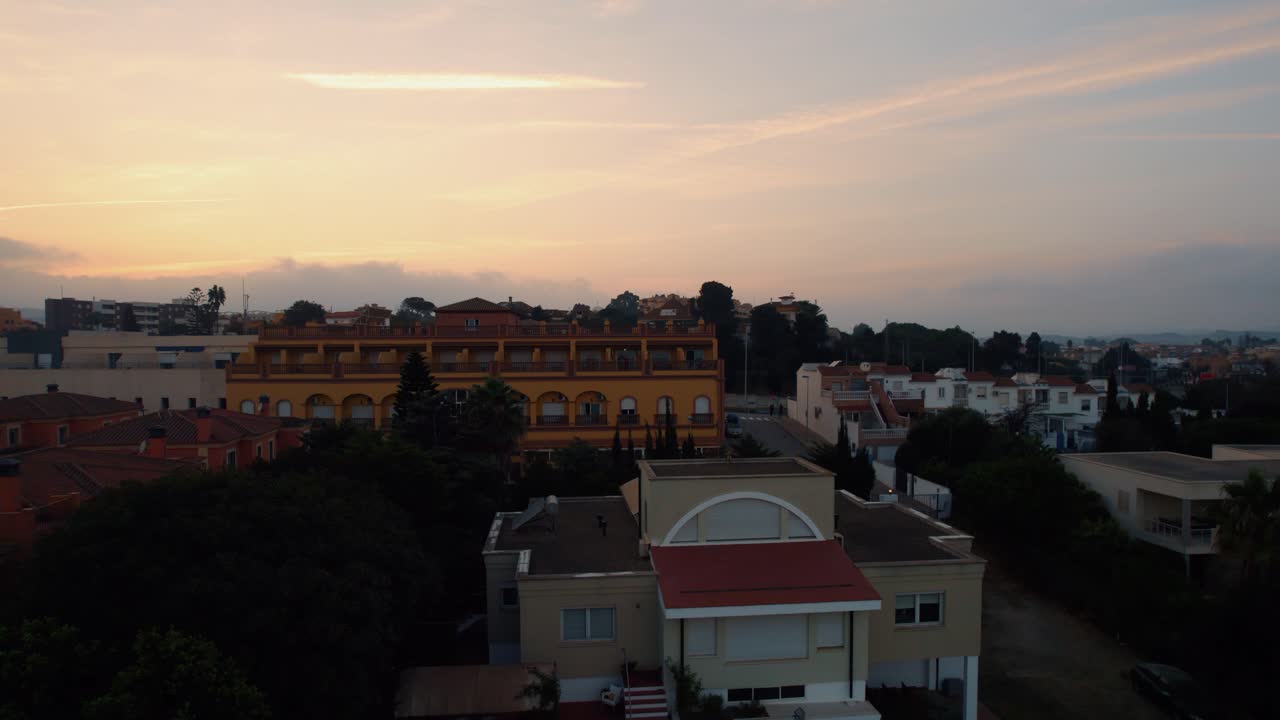 disparo de drones moviéndose hacia atrás desde un apartamento hasta la costa de la playa de el rinconcillo en algeciras, españa
