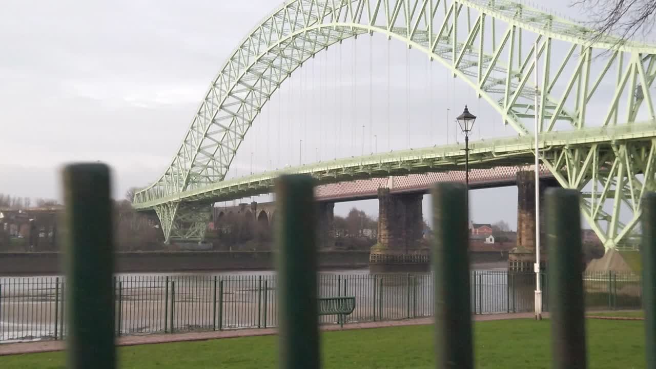 runcorn silver jubilee bridge 시차 통과 철 공원 난간 뒤 - waterfront victoria promenade tree green space