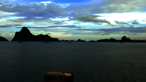 Blick-Auf-Die-Bucht-Und-Die-Wolken-Vom-Strand-In-Thailand