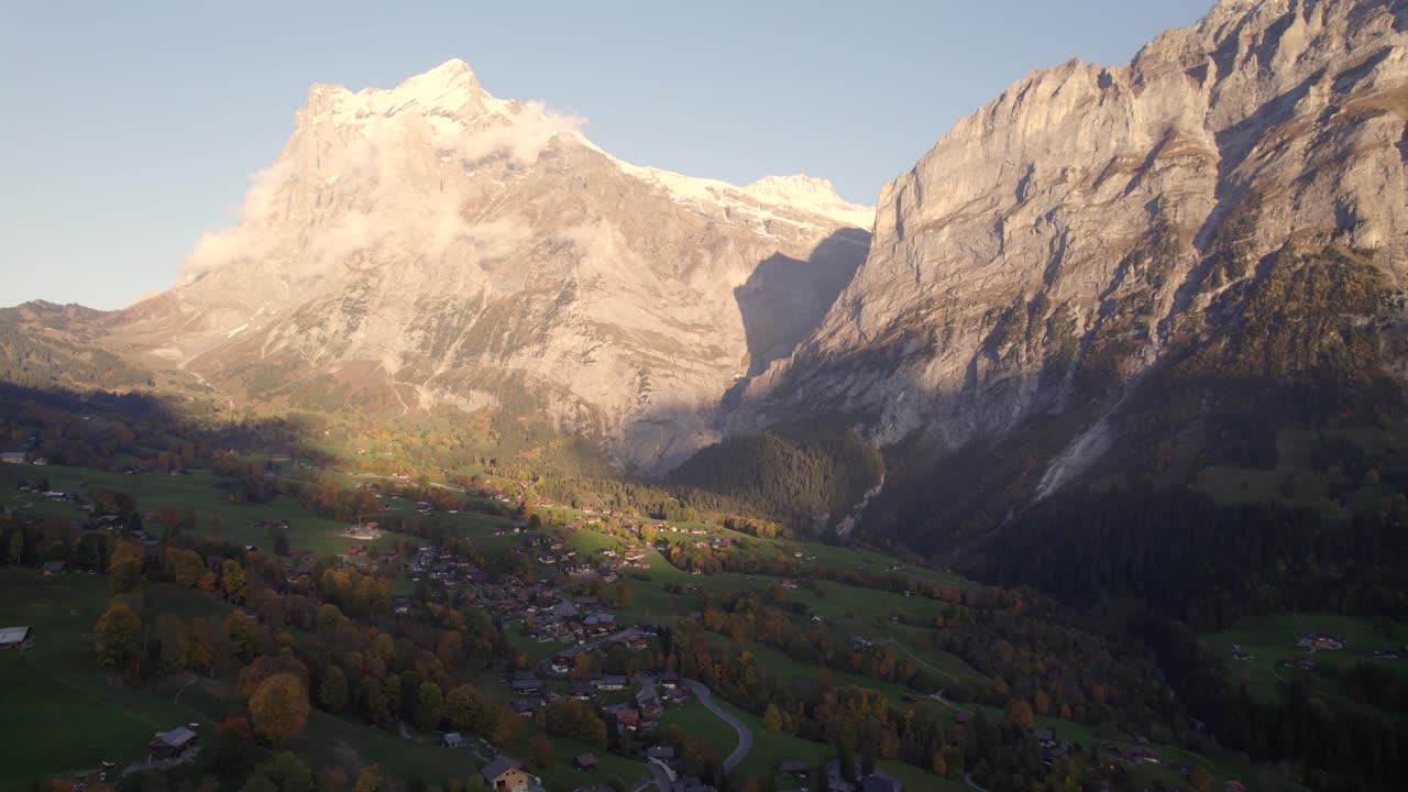 imágenes aéreas de drones empujando sobre el pueblo de grindelwald hacia el monte wetterhorn