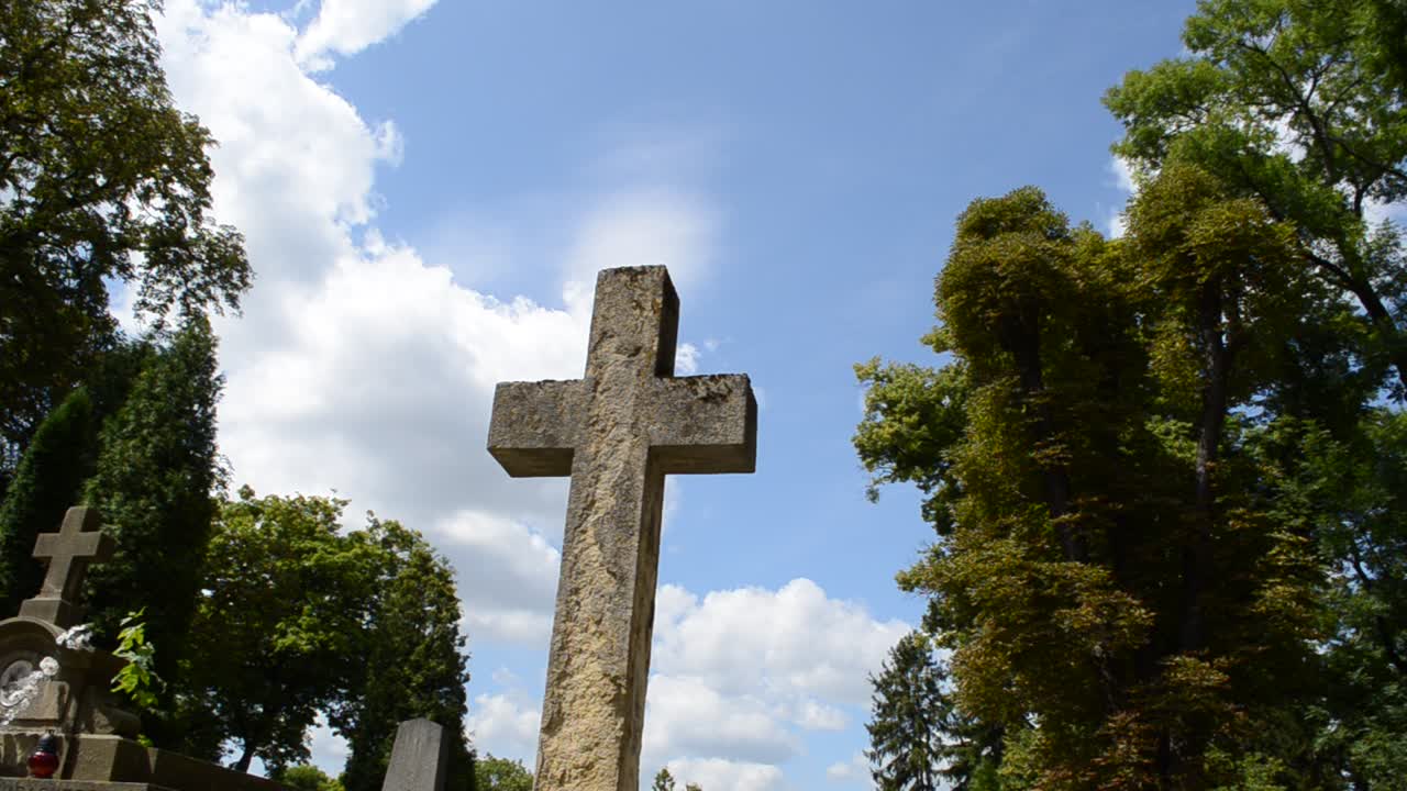 Croce contro il cielo. Leopoli, Ucraina. Il cimitero di Lychakiv, il complesso storico e commemorativo (dal 1991) a Leopoli nel quartiere storico di Lychakiv, uno dei cimiteri più antichi dell'Ucraina.