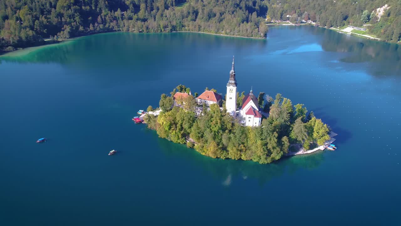 Vista aerea orbitante dell'Isola di Bled, Slovenia, in una giornata di sole splendente