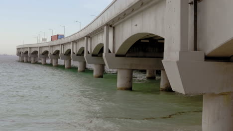 Camión-Que-Pasa-Por-El-Muelle-De-Compra