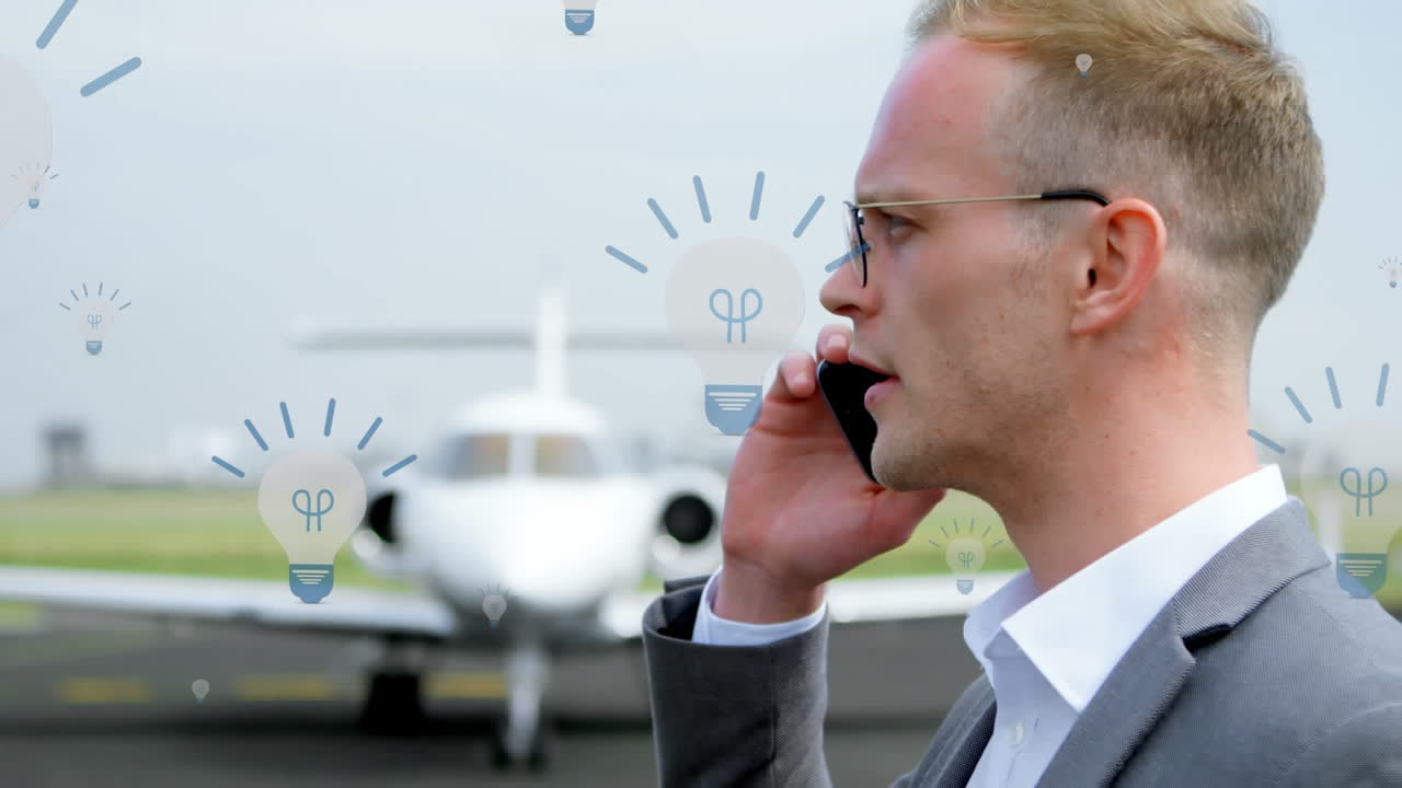 공항에서 백인 사업가 위에 전구 아이콘의 애니메이션
