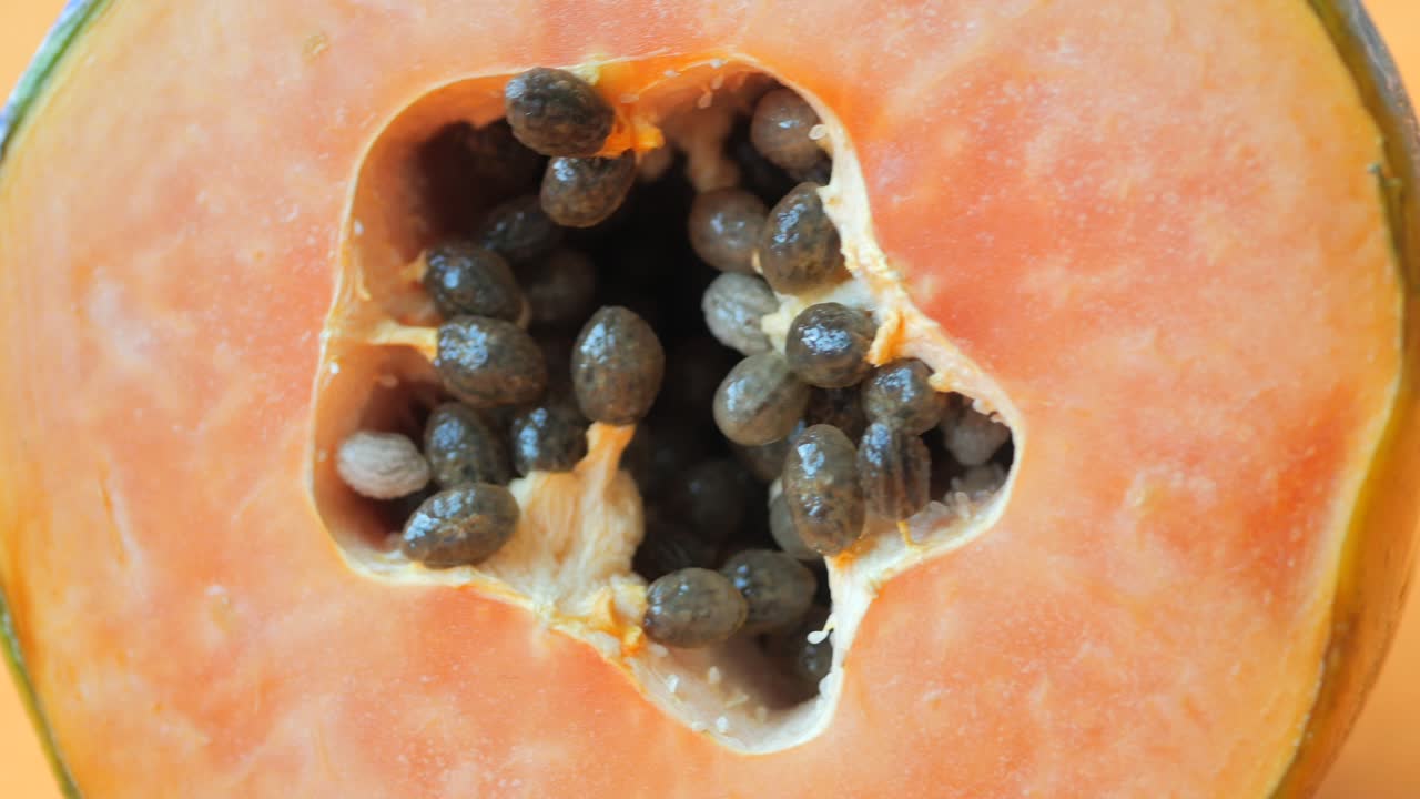 una rebanada de papaya de cerca