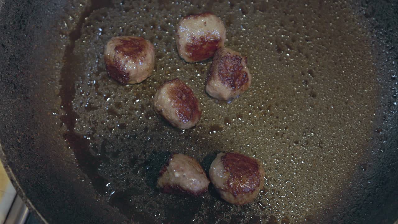 fotografía aérea de un lote de albóndigas fritas en una sartén