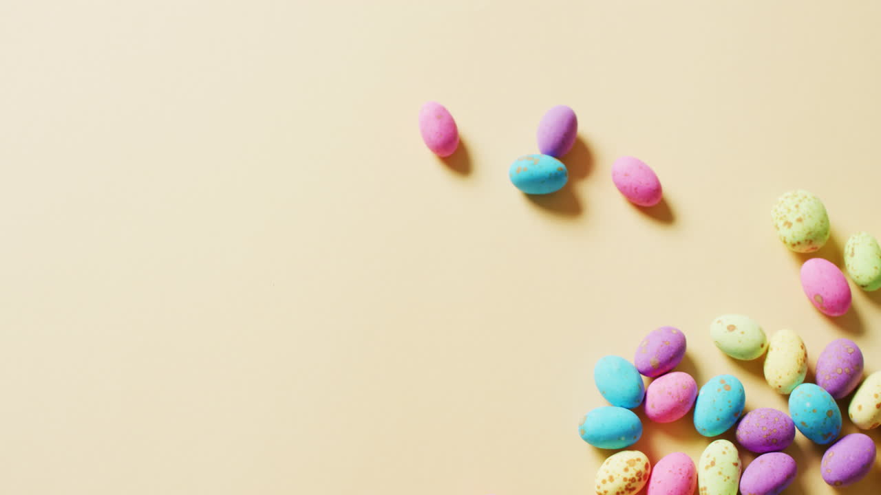 несколько красочных пасхальных яиц на желтом фоне с копировальным пространством