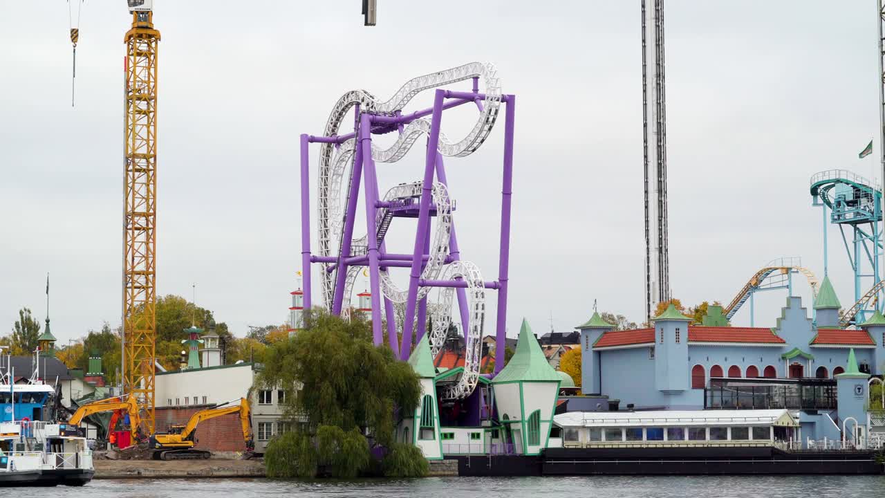스웨덴 스홀름에 있는 공원의 보라색 놀이터를 자세히 살펴보십시오.