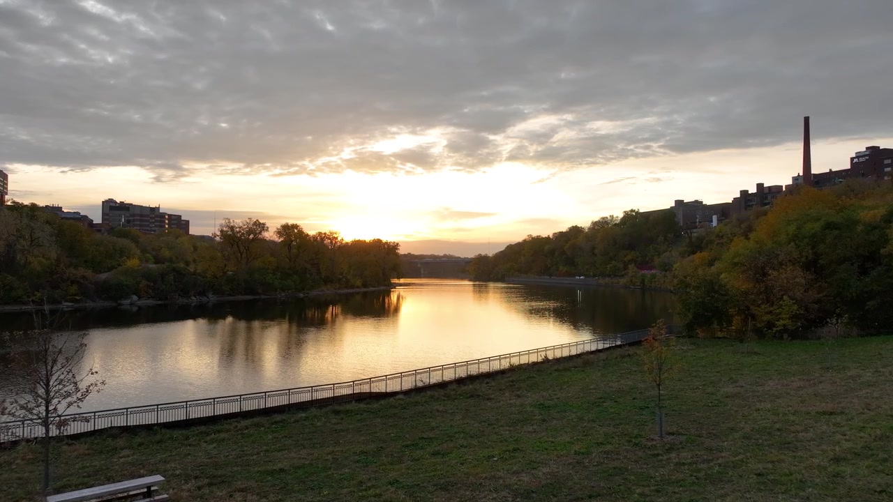 Cena cinematográfica revelando o rio Mississippi ao nascer do sol através da floresta perto de Minneapolis, EUA.