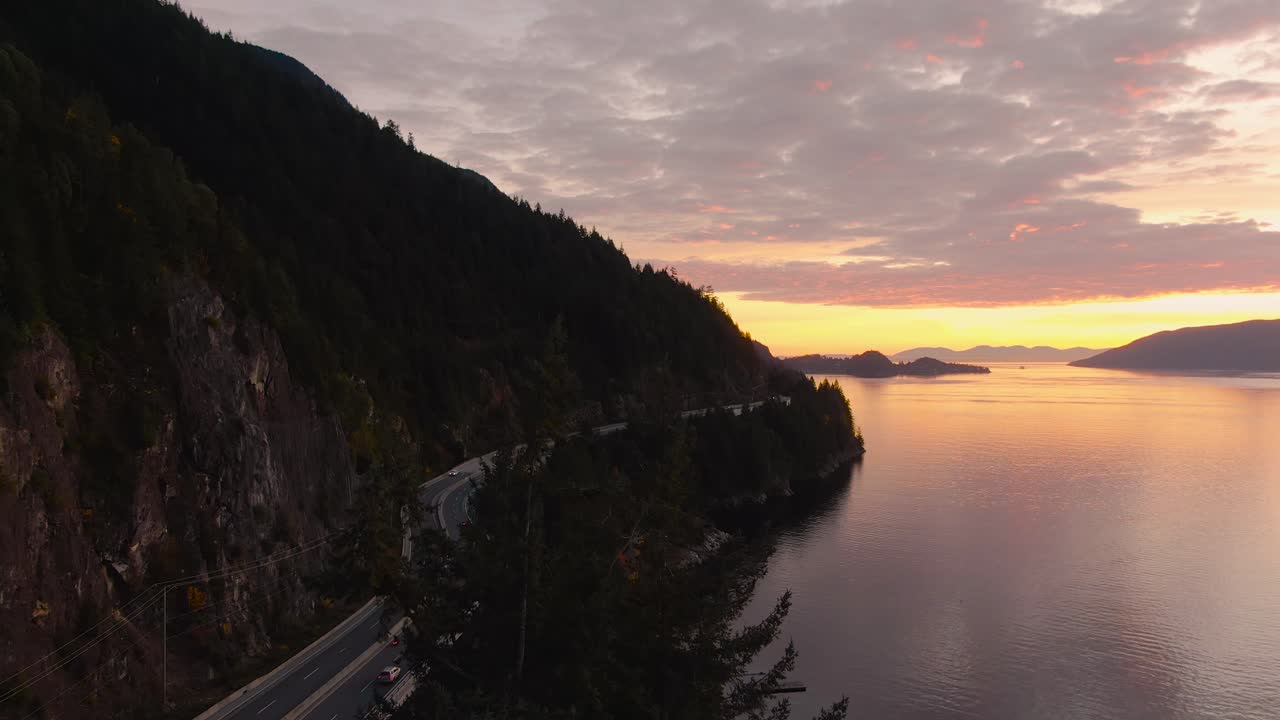 Jalan Raya Sea to Sky di Howe Sound dekat Teluk Horseshoe, Vancouver Barat, British Columbia, Kanada