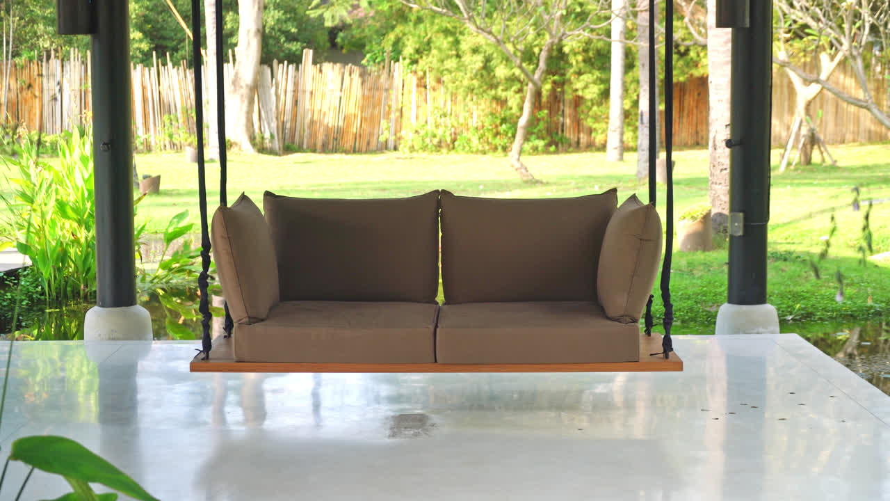 columpio de sofá vacío en el jardín para relajarse