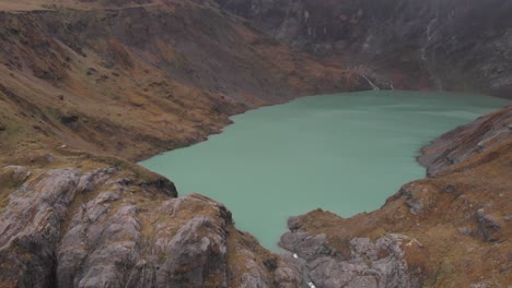 Luftaufnahme-Der-Wunderschönen-Laguna-Amarilla-Im-Krater-Des-Vulkans-El-Altar,-Ecuador