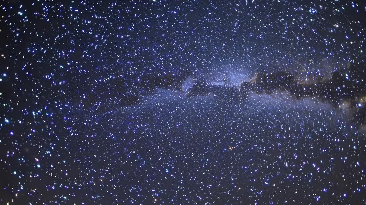 Un video ipnotico di un cielo notturno stellato, ripreso da una prospettiva dal basso.
