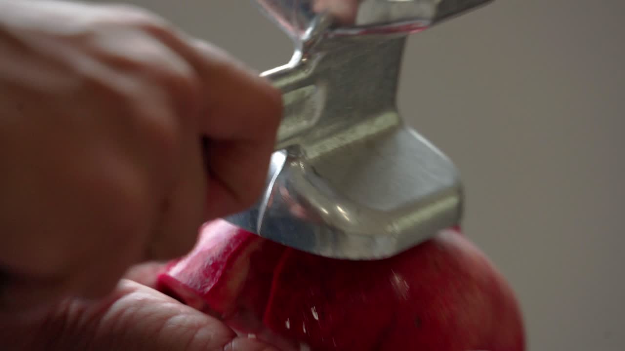 abriendo una granada eliminando las semillas dentro de la granada propiedades cardioprotectoras antioxidantes saludables