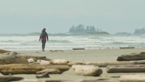 Frau-Geht-Allein-Am-Langen-Strand,-Pacific-Rim,-Kanada