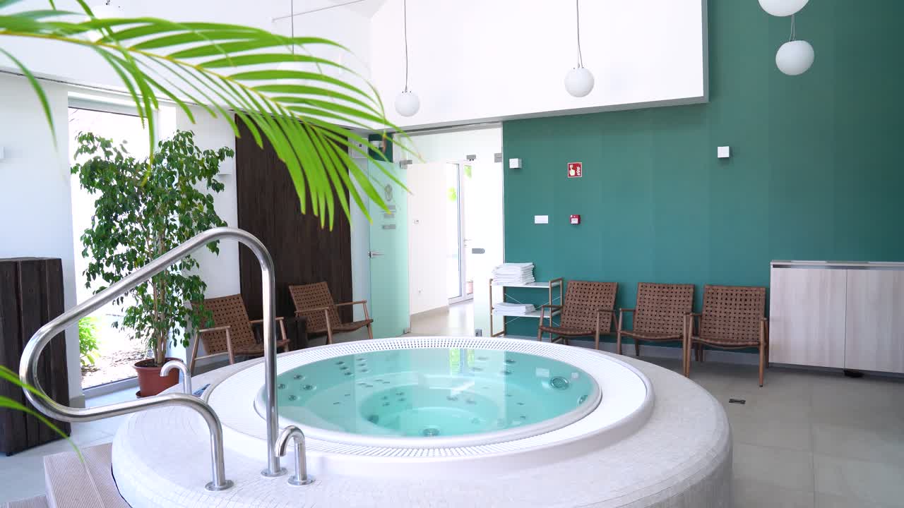 Area jacuzzi interna che offre relax, benessere e cura di sé in una spa contemporanea