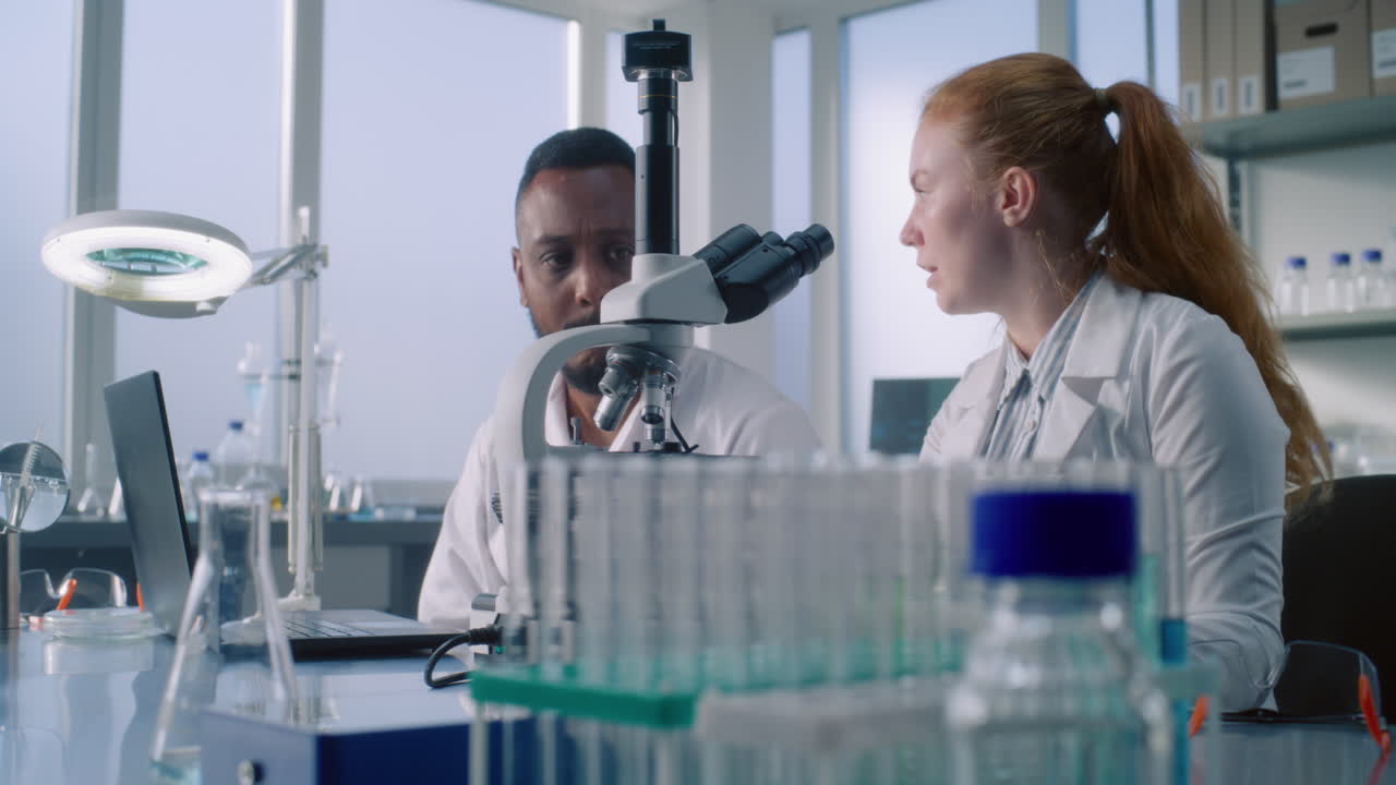 científicos que llevan a cabo experimentos en un entorno de laboratorio