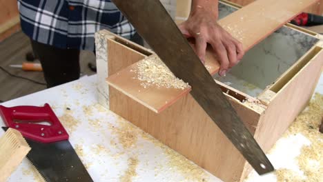 carpintero que trabaja en artesanías de madera en el taller