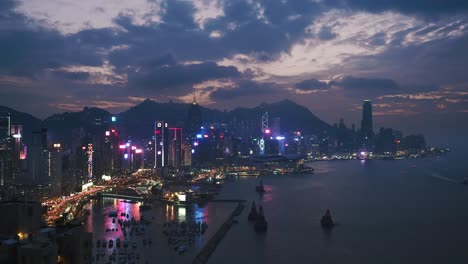 Erhöhte-Ansicht-Mit-Blick-Auf-Die-Skyline-Von-Victoria-Harbour-In-Der-Dämmerung,-Insel-Hong-Kong,-Hk