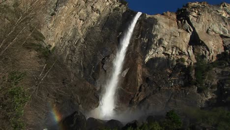 una mirada dramática a una cascada desde la distancia