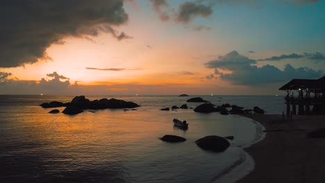 Vista-Aérea-De-La-Playa-Por-La-Noche