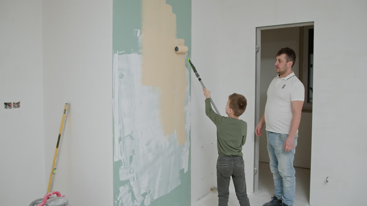 padre e hijo pintando una pared